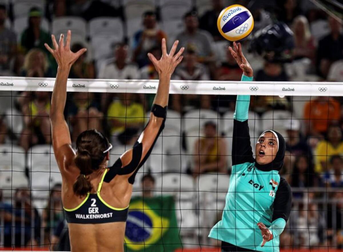 La Federación Internacional de Voleibol Playa solía tener estándares que regulaban el tamaño de los uniformes, pero fueron modificados de cara a las Olimpiadas de Londres 2012.