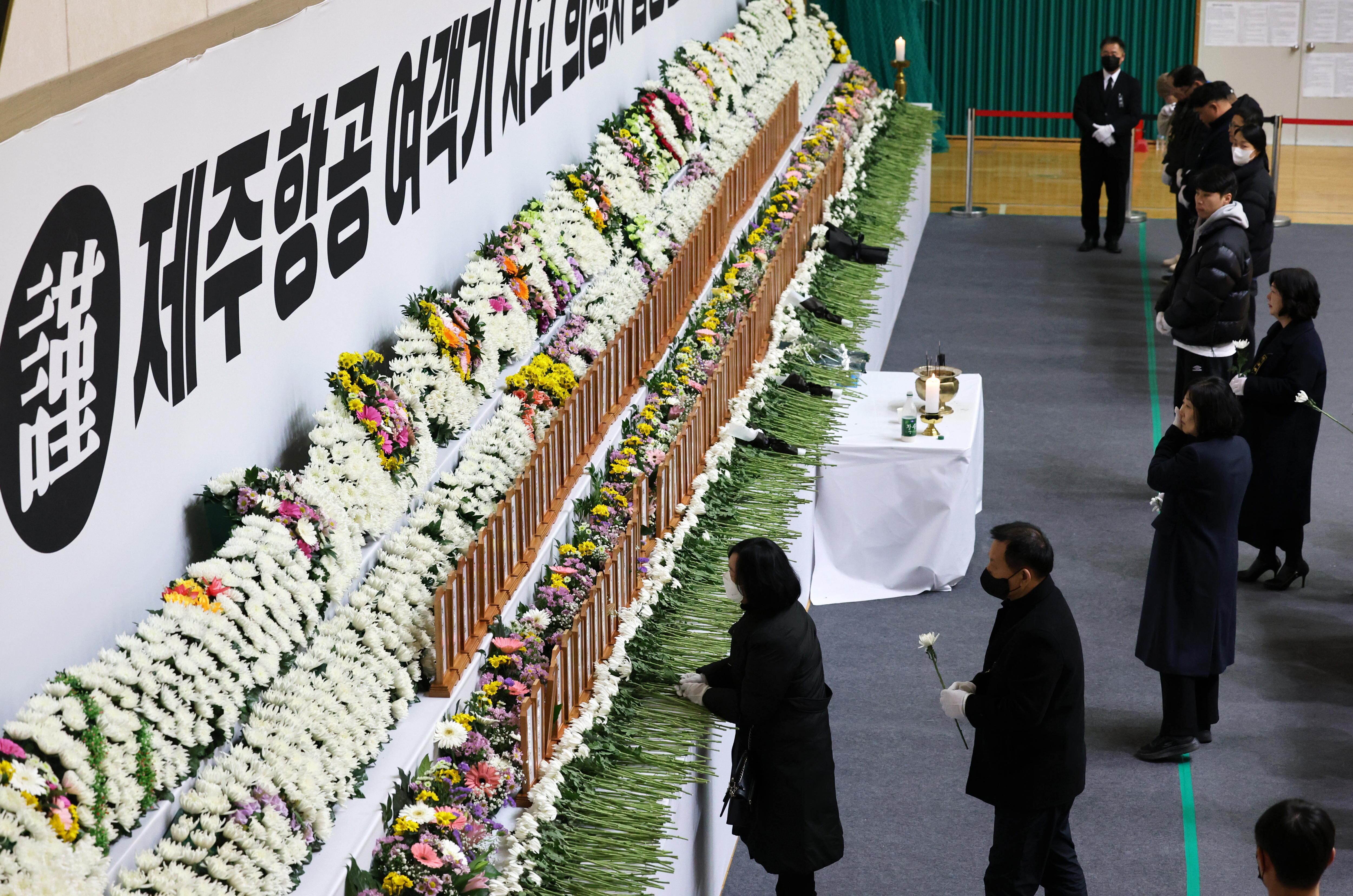 En el aeropuerto de Muan, familiares y vecinos de la zona levantaron un memorial improvisado con flores y mensajes para las víctimas del peor accidente de aviación en la historia de Corea del Sur.
EFE/EPA/YONHAP SOUTH KOREA OUT

