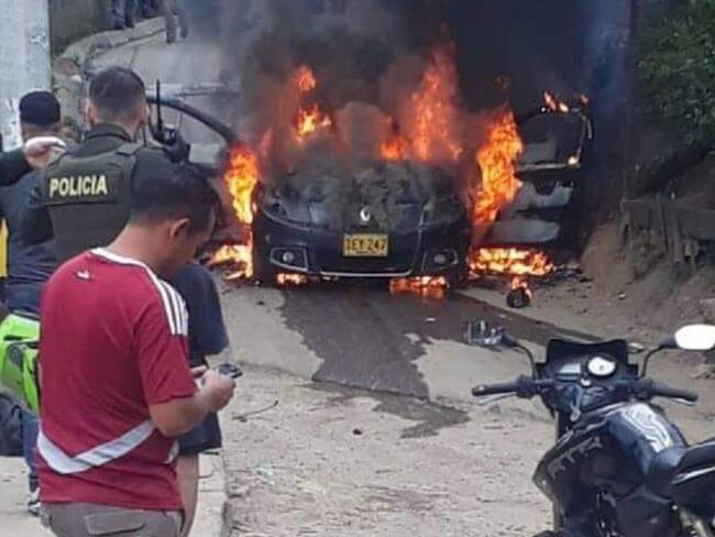 Pelea entre transportadores informales deja un vehículo incinerado