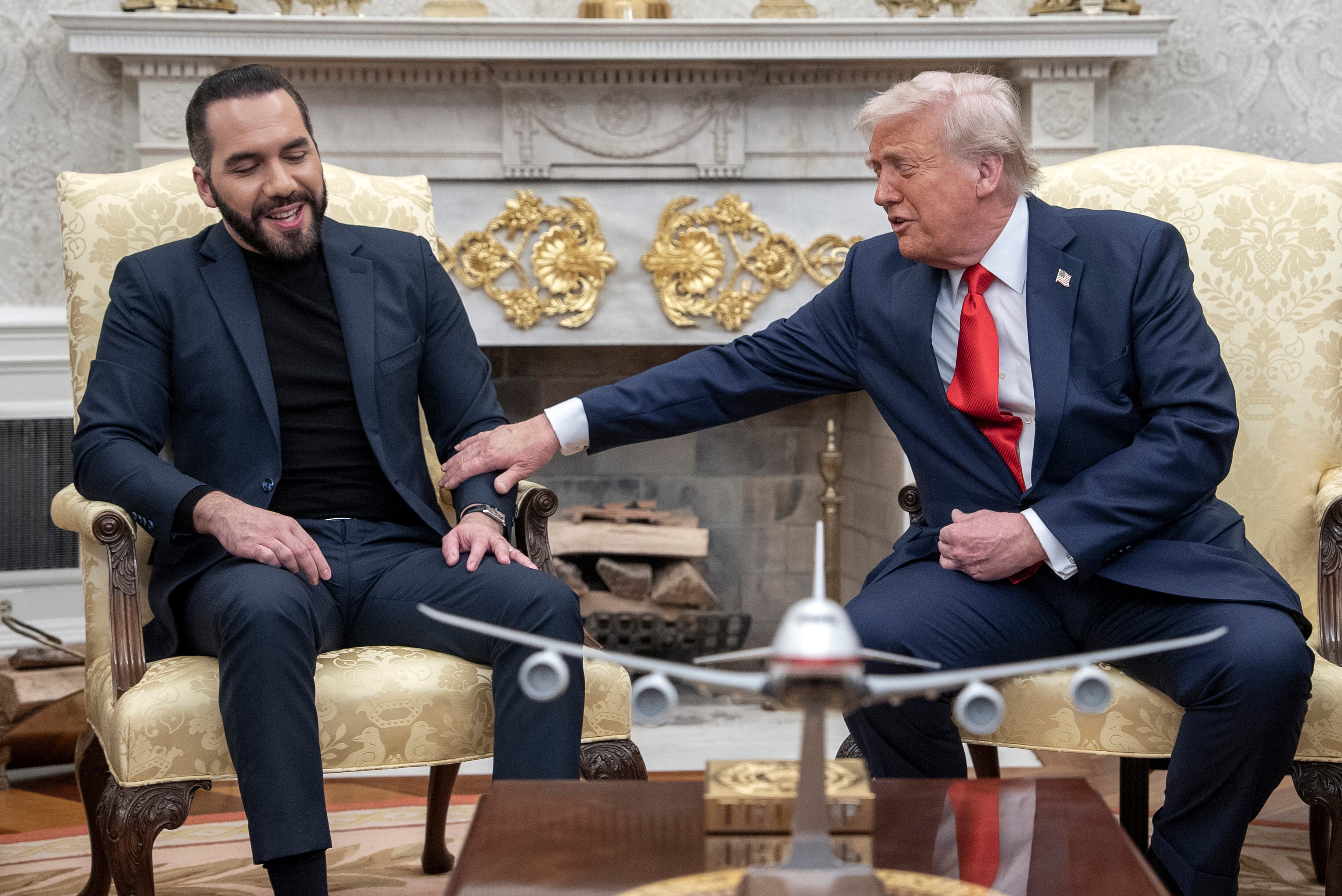 WASHINGTON (United States), 14/04/2025.- US President Donald Trump (R) meets with El Salvador President Nayib Bukele (L) in the Oval Office at the White House in Washington, DC, USA, 14 April 2025. President Bukele meets with President Trump as controversy continues over the Trump administration's transfer of more than 200 Venezuelan immigrants accused of gang activity and violent crimes to a prison in El Salvador. EFE/EPA/KEN CEDENO / POOL