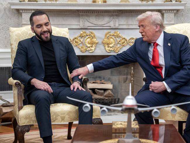 WASHINGTON (United States), 14/04/2025.- US President Donald Trump (R) meets with El Salvador President Nayib Bukele (L) in the Oval Office at the White House in Washington, DC, USA, 14 April 2025. President Bukele meets with President Trump as controversy continues over the Trump administration's transfer of more than 200 Venezuelan immigrants accused of gang activity and violent crimes to a prison in El Salvador. EFE/EPA/KEN CEDENO / POOL
