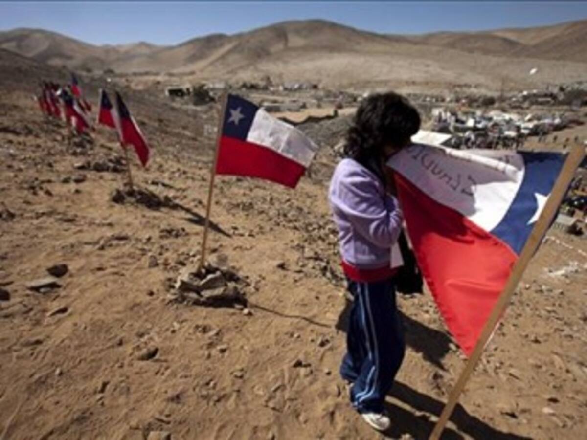 Un mes cumplen los mineros de chile a 700 metros bajo tierra