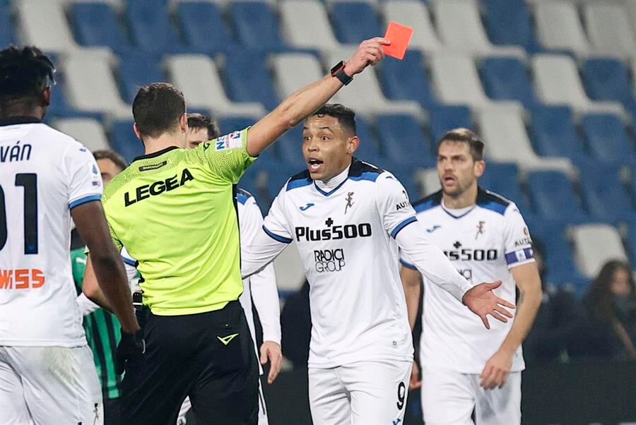 Luis Muriel ve la cartulina roja tras una falta en zona ofensiva / EFE