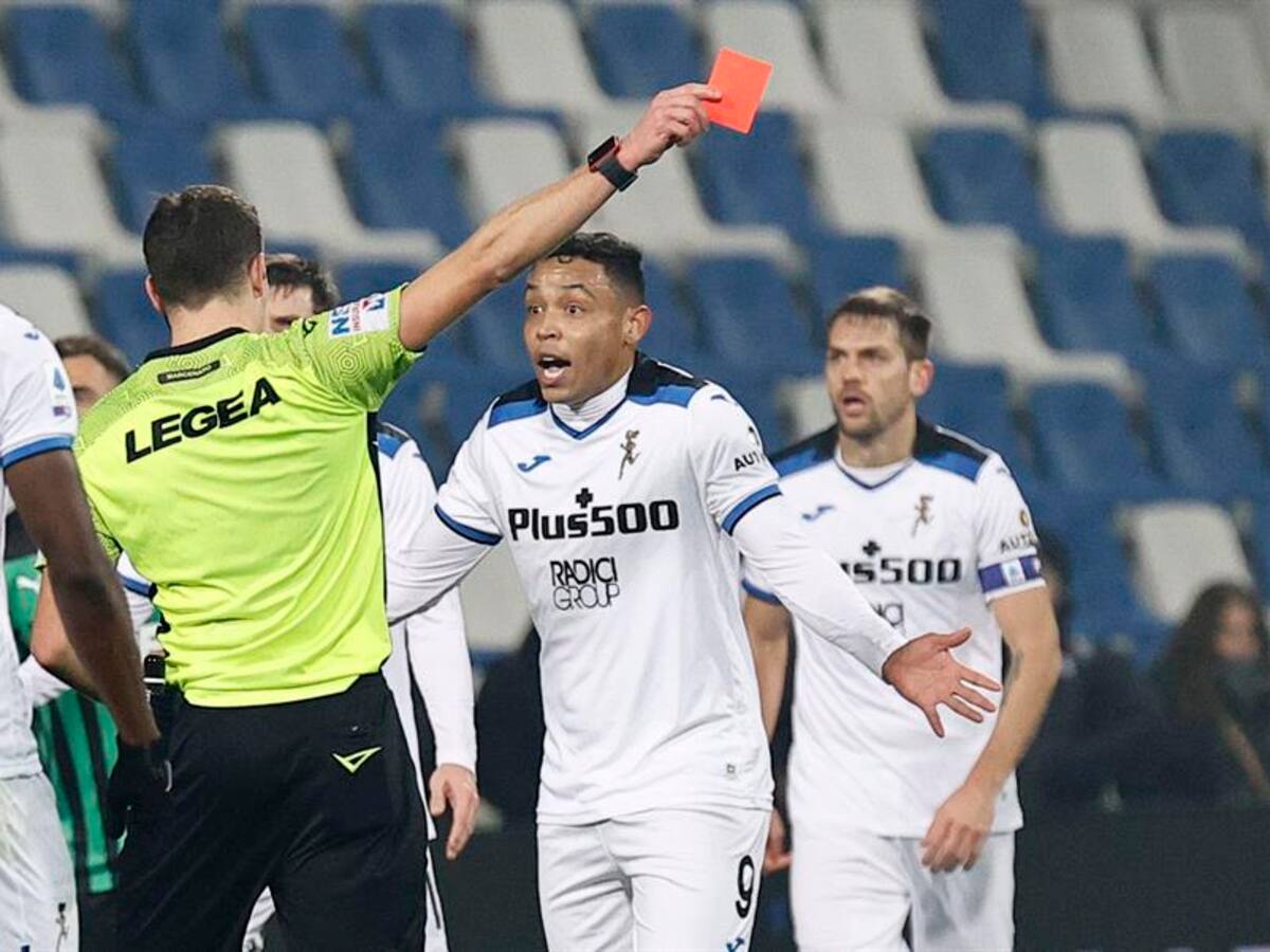 Luis Muriel terminó expulsado en derrota del Atalanta ante Sassuolo