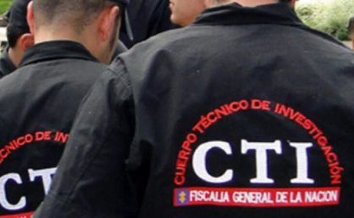 Acusados presuntamente de los delitos de cohecho propio, tráfico de influencias de servidor público, aprovechando la posición para pasar información a cambio de retribuciones dinerarias.