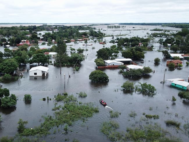 TOPSHOT - Aerial view of the flood in Ayolas, 300 km south of Asuncion, Paraguay, taken on November 3, 2023. Heavy rains, floods and huge river swells in Argentina, Uruguay, Paraguay and Brazil have caused several deaths, missing persons and thousands of evacuees in recent days, in what climate experts attribute to the El Niño phenomenon and say could extend into the early months of 2024. (Photo by Norberto DUARTE / AFP) (Photo by NORBERTO DUARTE/AFP via Getty Images)