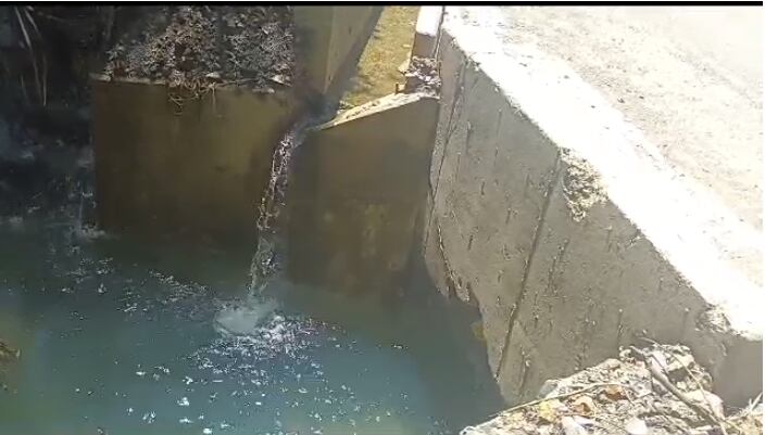 Quebrada represada en vía Anorí- foto cortesía