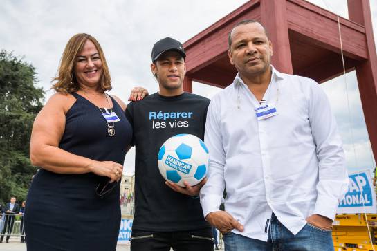 Neymar junto a sus padres.