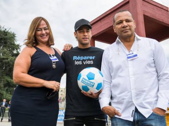 Neymar junto a sus padres.
