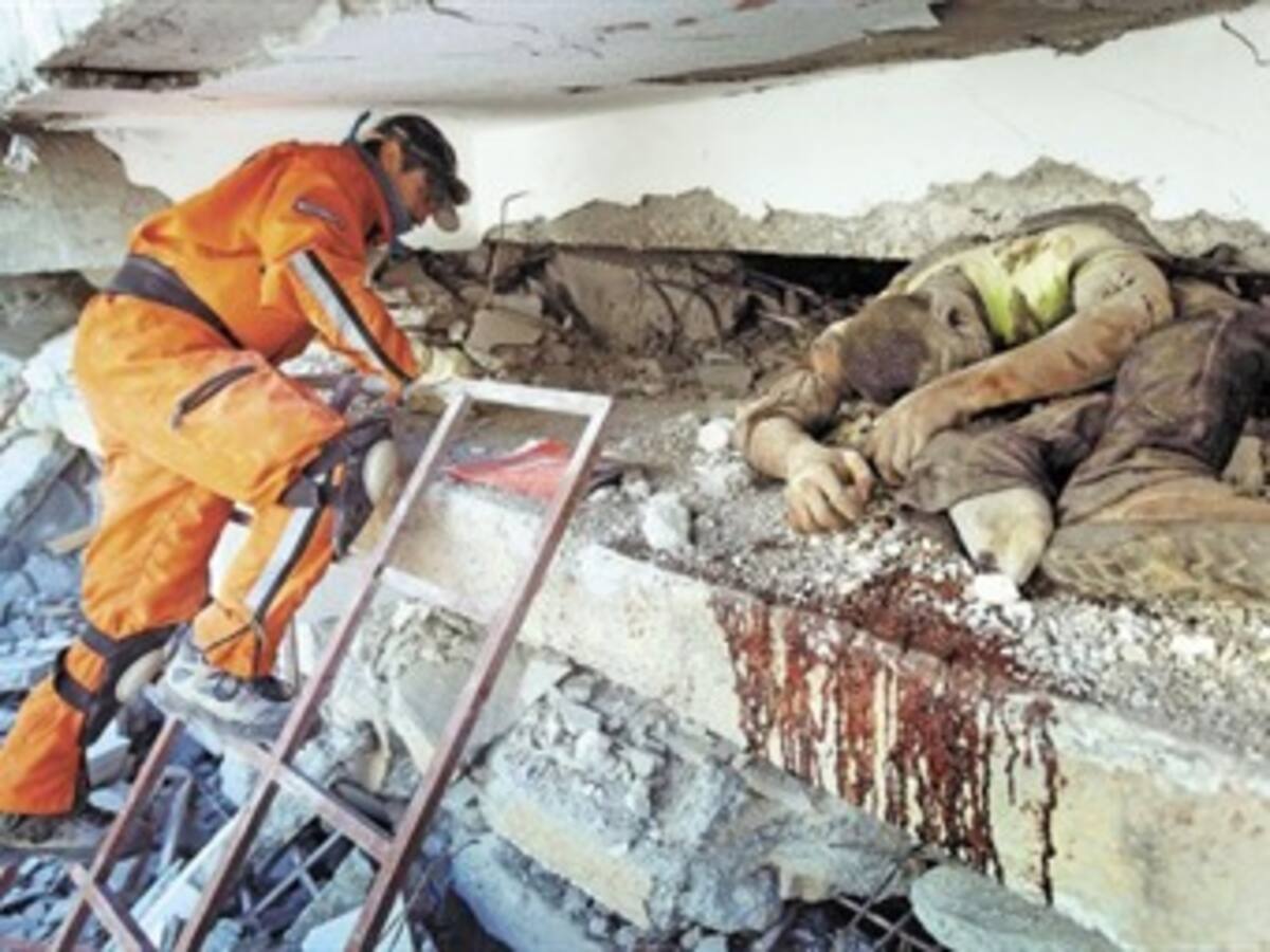 Organismos de socorro colombianos buscan sobrevivientes en Haití