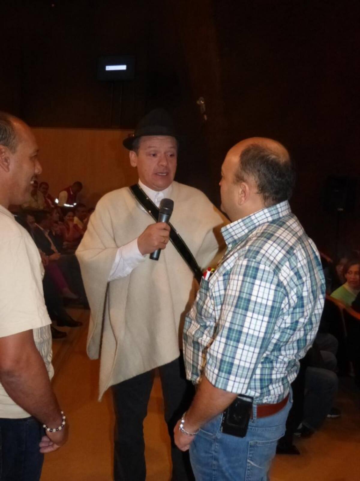 Darío Arizmendi y su equipo desde la ciudad más innovadora del mundo, mostrando lo mejor de Antioquia y sus gentes. Foto: Caracol Radio.
