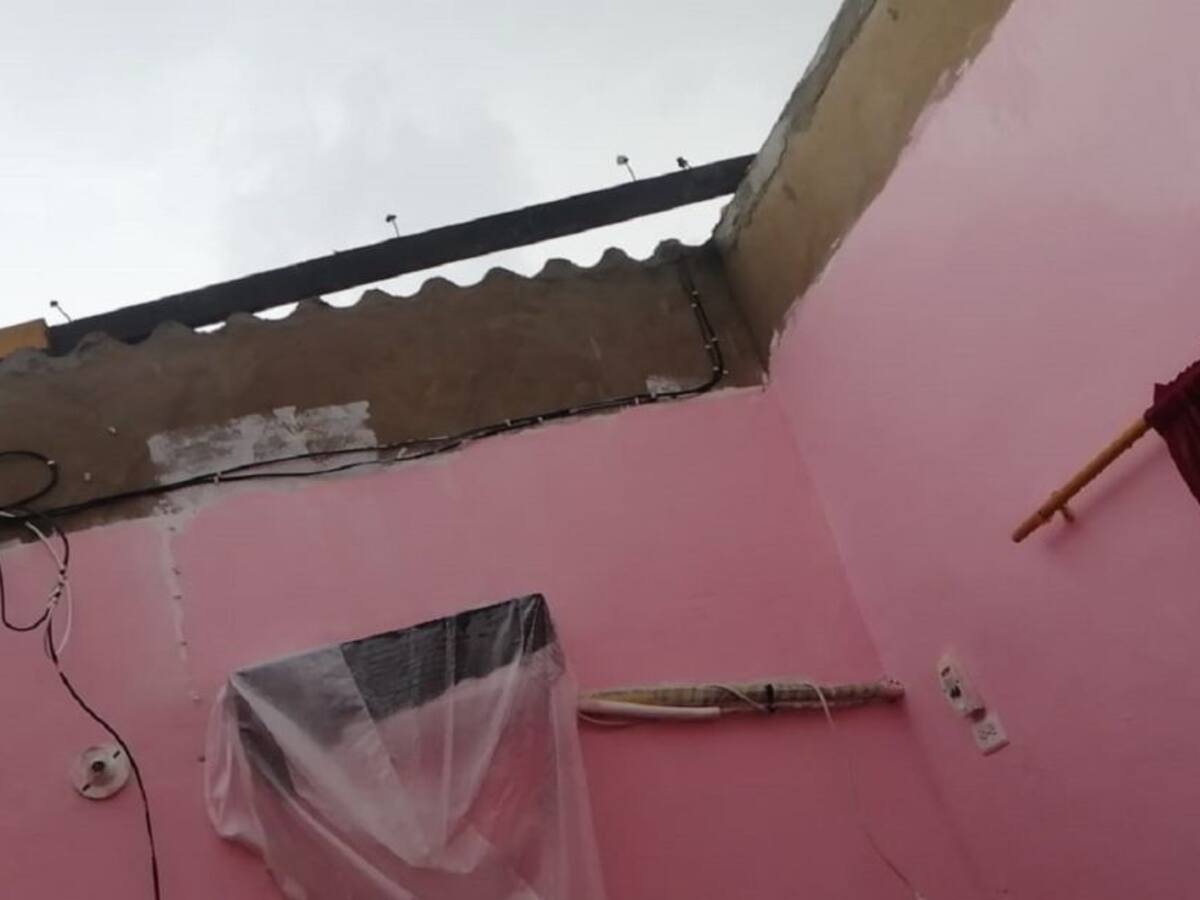 300 casas destechadas en 10 barrios por vendaval