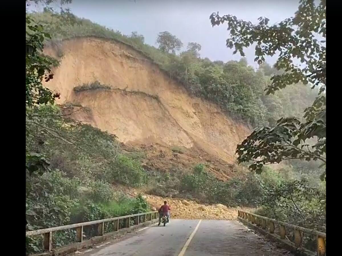 Se trabaja para despejar entrada al municipio de Versalles por deslizamiento