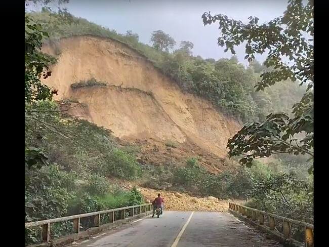 Se trabaja para despejar entrada al municipio de Versalles por deslizamiento