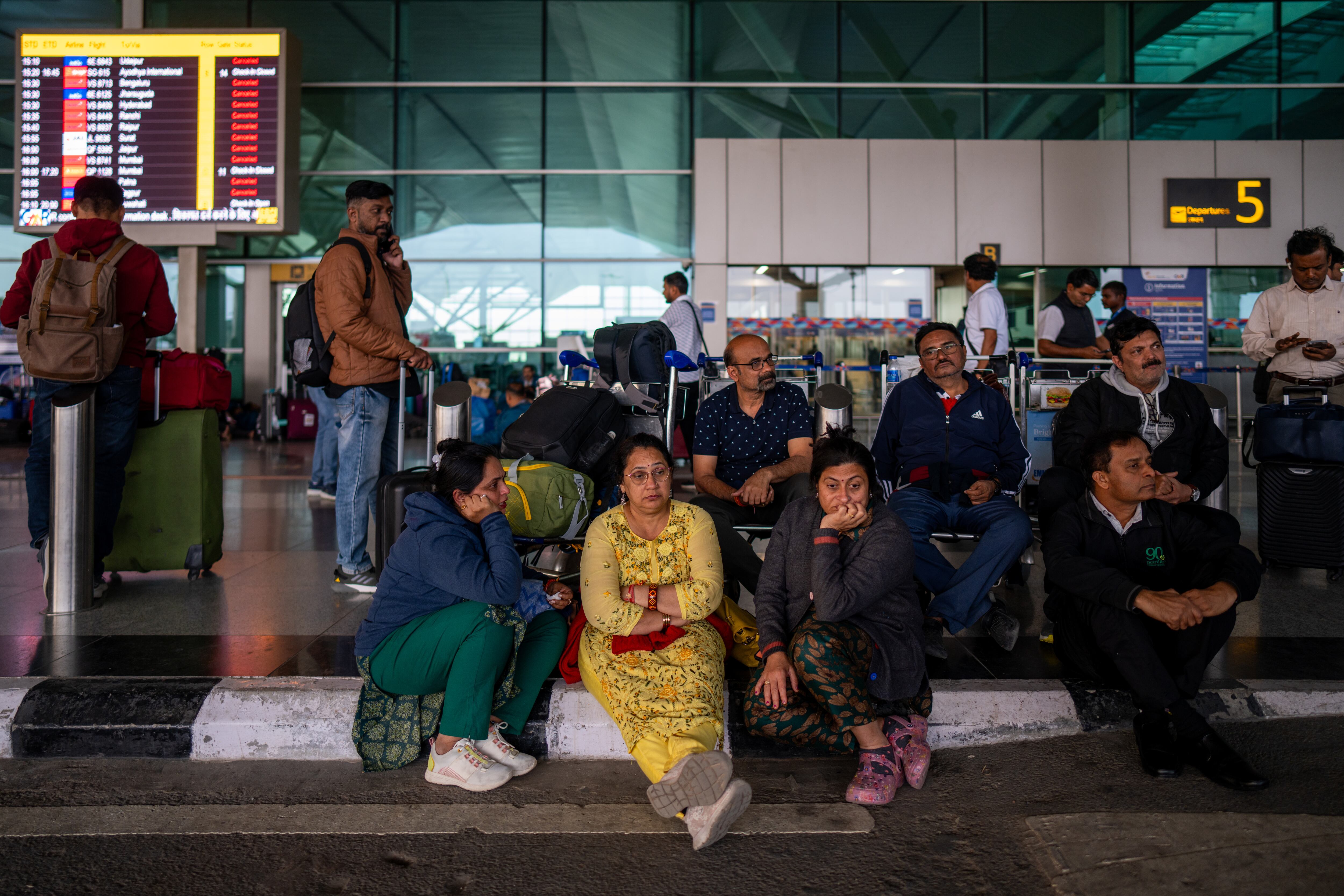 Turistas afectados por la cancelación de cientos de vuelos, las cancelaciones hechas por la aerolínea IndiGo extiende por quinto día consecutivo el caos aéreo que afecta a este país.
(Foto:   Amarjeet Kumar Singh/Anadolu via Getty Images)
