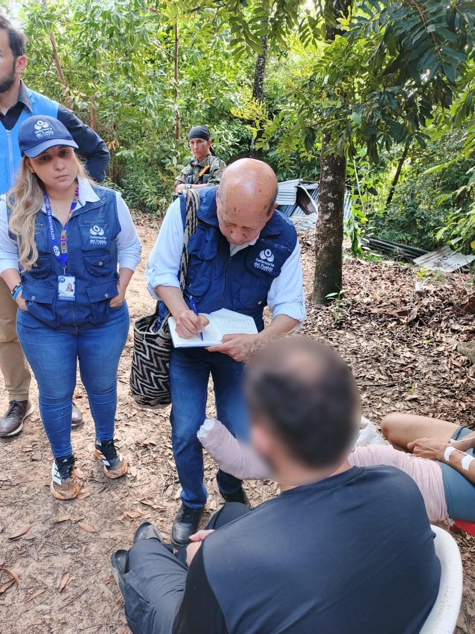 Entregan dos miembros del ELN heridos a comisión humanitaria del Catatumbo. / Foto: Defensoría del Pueblo.