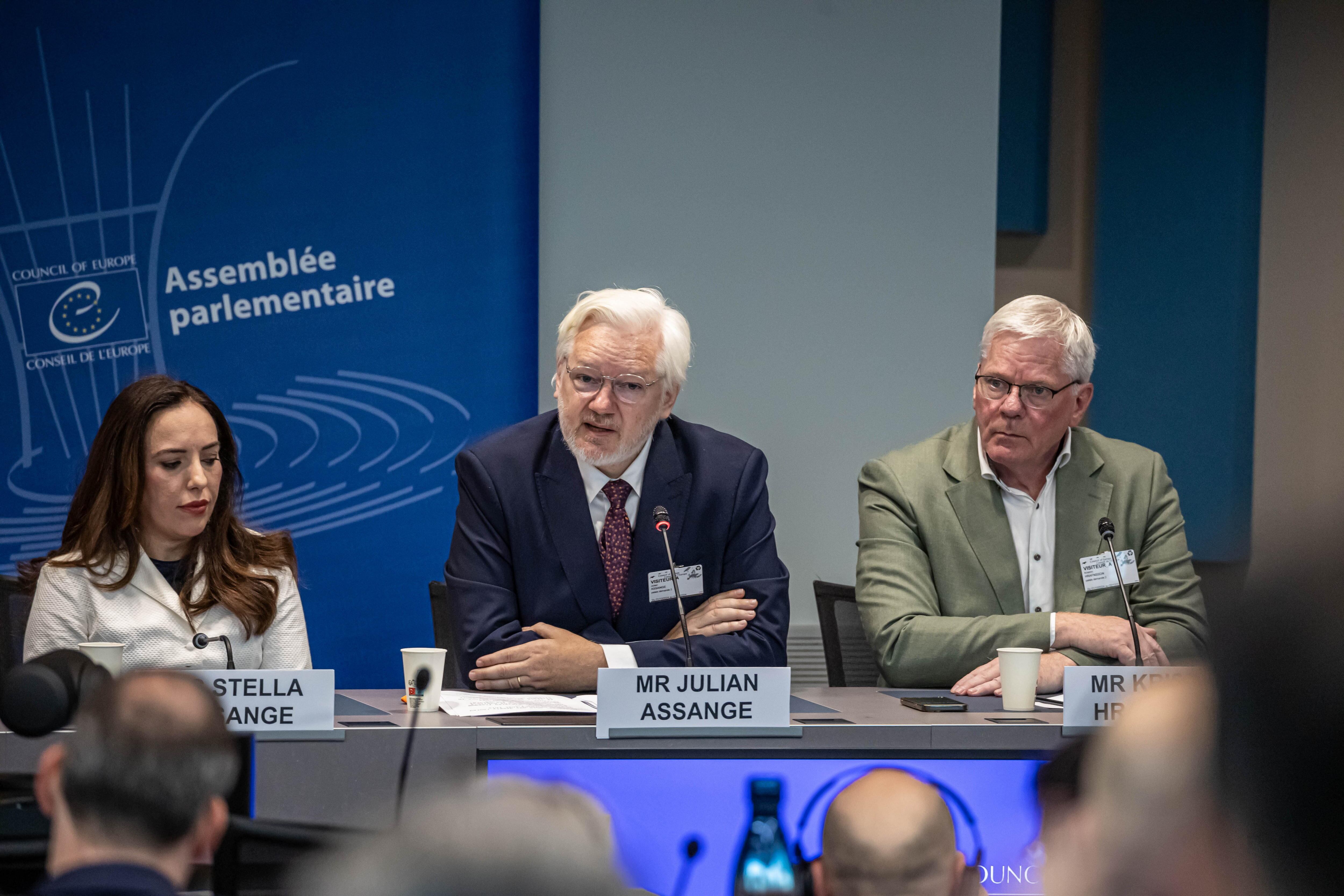 Julian Assange reaparece tras ser liberado el pasado junio y se reúne en el Consejo de Europa. (Foto: EFE)