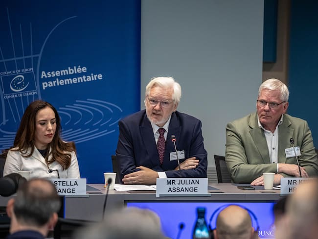 Julian Assange reaparece tras ser liberado el pasado junio y se reúne en el Consejo de Europa. (Foto: EFE)