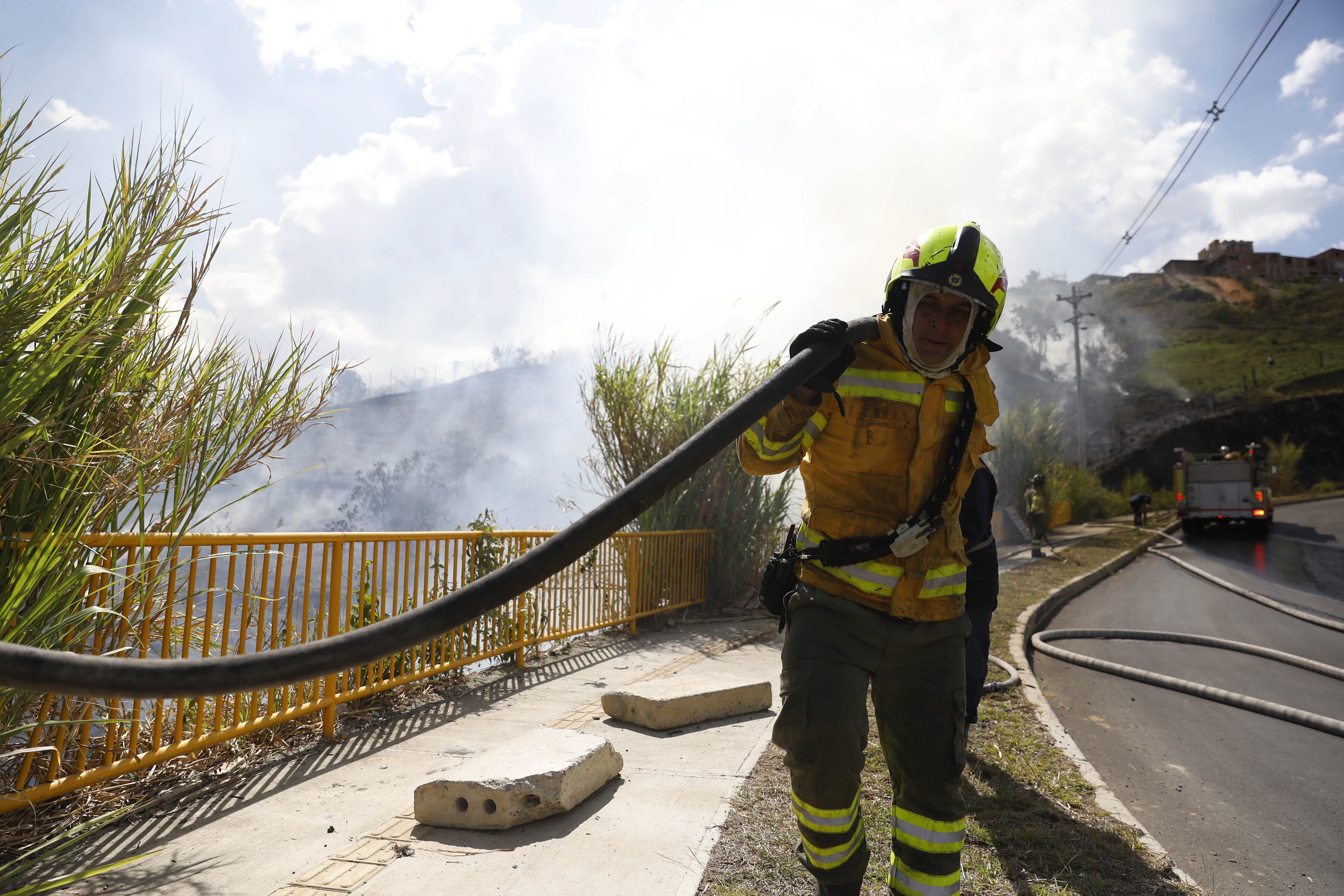 AME9874. MEDELLÍN (COLOMBIA), 16/02/2024.- Bomberos combaten un incendio forestal hoy, en Medellín (Colombia). El incendio se desató alrededor del mediodía en el sector La Pradera, ubicado en la Comuna 13. Hasta el momento, las causas del incendio son desconocidas. EFE/Luis Eduardo Noriega A.