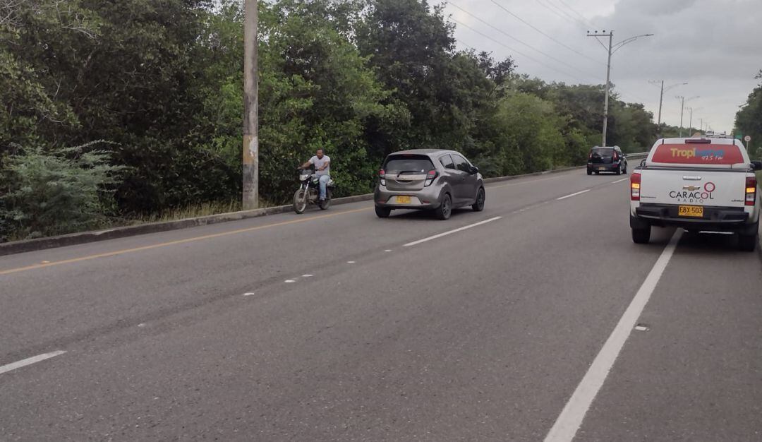 Cientos de conductores violan las normas y ponen en peligro a quienes pretenden ingresar a Cartagena.