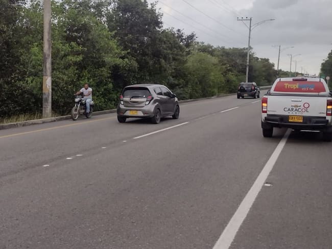 Cientos de conductores violan las normas y ponen en peligro a quienes pretenden ingresar a Cartagena.