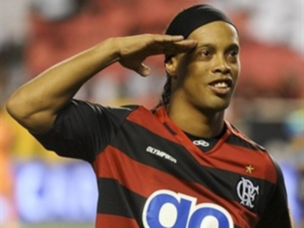 Ronaldinho amenaza con no jugar la Libertadores por deuda