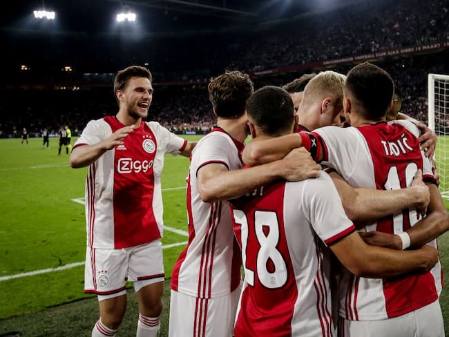 Ajax sufrió, pero avanzó al último escalón previo a la fase de grupos