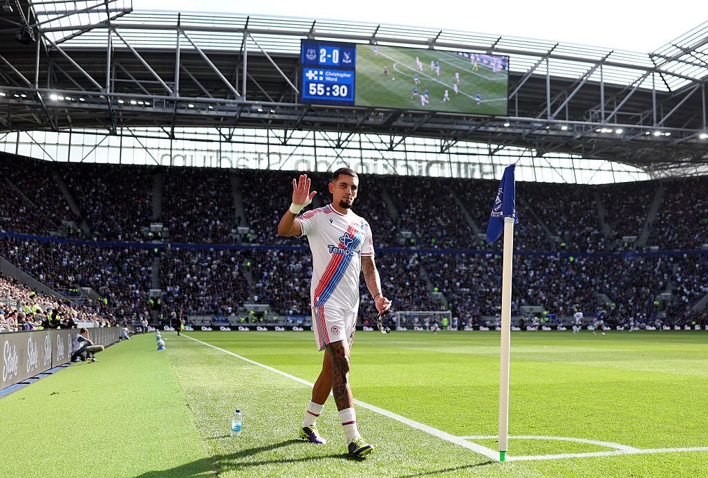LIVERPOOL, ENGLAND - AUGUST 22: Daniel Munoz of Crystal Palace waves to fans after being substituted off during the Premier League 2026/27 match between Everton and Crystal Palace FC at Hill Dickinson Stadium on August 22, 2026 in Liverpool, England. (Photo by Lewis Storey/Getty Images)