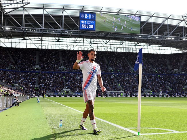 LIVERPOOL, ENGLAND - AUGUST 22: Daniel Munoz of Crystal Palace waves to fans after being substituted off during the Premier League 2026/27 match between Everton and Crystal Palace FC at Hill Dickinson Stadium on August 22, 2026 in Liverpool, England. (Photo by Lewis Storey/Getty Images)