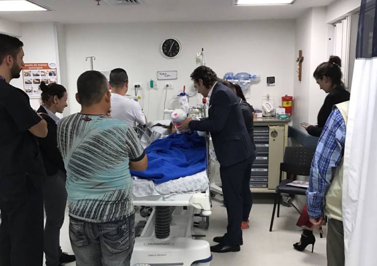 Alcalde Federico Gutiérrez visitó en la clínica a la menor herida. 