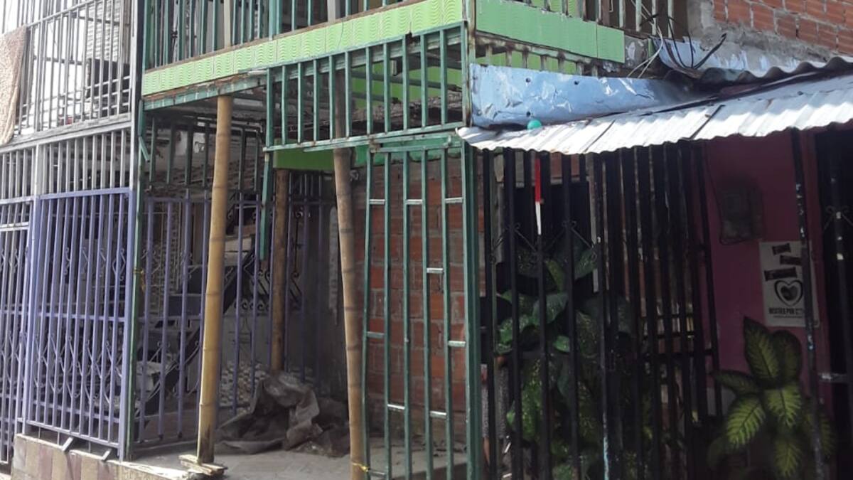 Vecinos del barrio Las Colinas piden intervención ante riesgo de colapso de vivienda