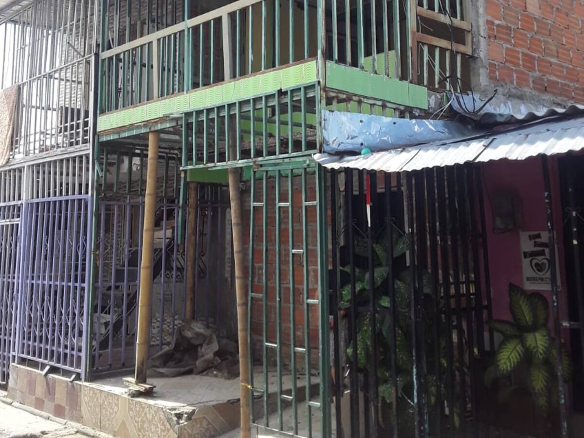 Vecinos del barrio Las Colinas piden intervención ante riesgo de colapso de vivienda