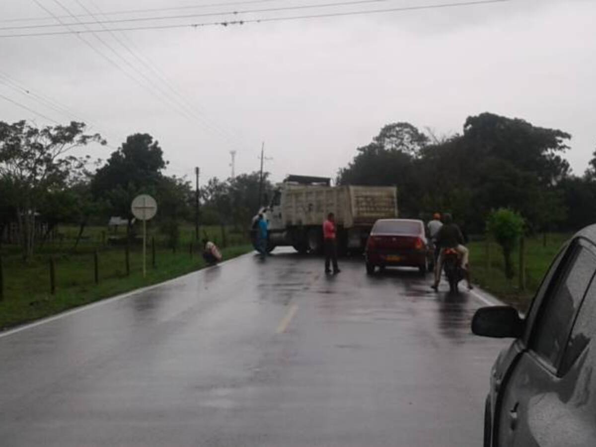 Dos ejes viales obstruidos por acciones de los violentos en Arauca