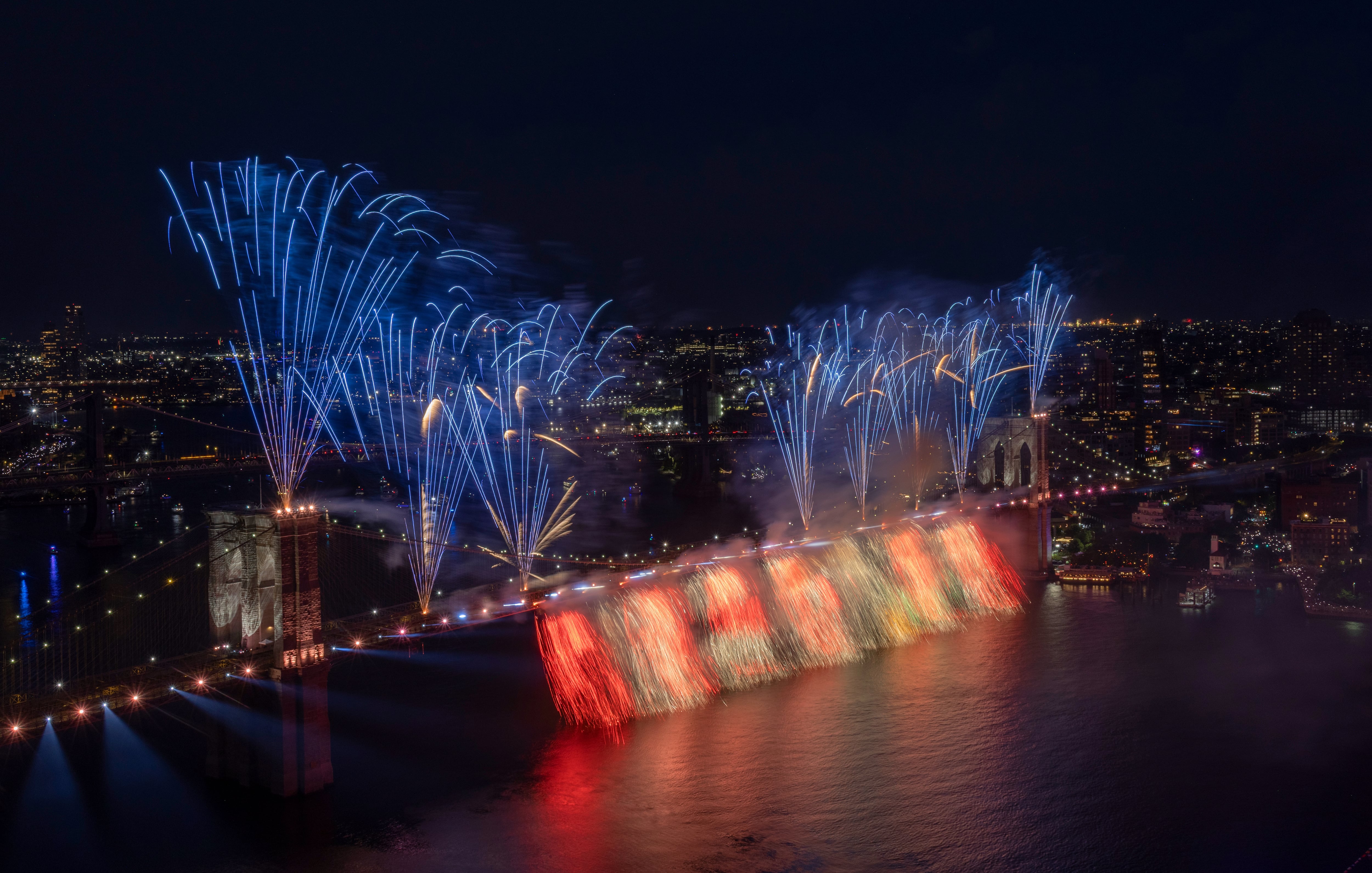 Se lanzan fuegos artificiales desde el puente de Brooklyn durante el espectáculo de pirotecnia de Macy's por el Día de la Independencia, en celebración de America250, el 4 de julio de 2026 en la ciudad de Nueva York.
(Foto:   Gary Hershorn/Getty Images)