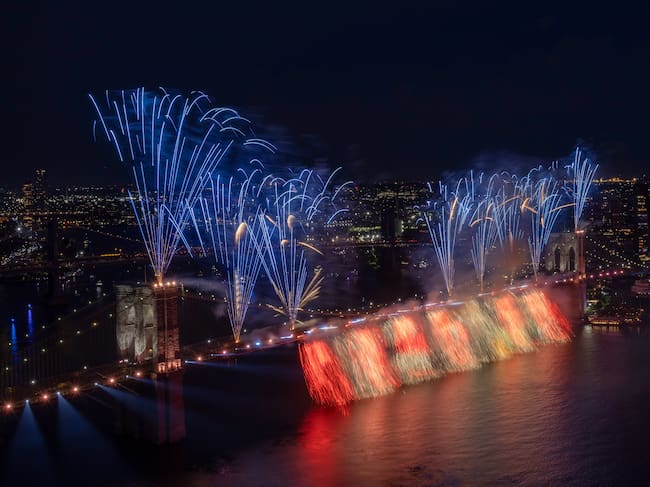 Se lanzan fuegos artificiales desde el puente de Brooklyn durante el espectáculo de pirotecnia de Macy's por el Día de la Independencia, en celebración de America250, el 4 de julio de 2026 en la ciudad de Nueva York.
(Foto: Gary Hershorn/Getty Images)