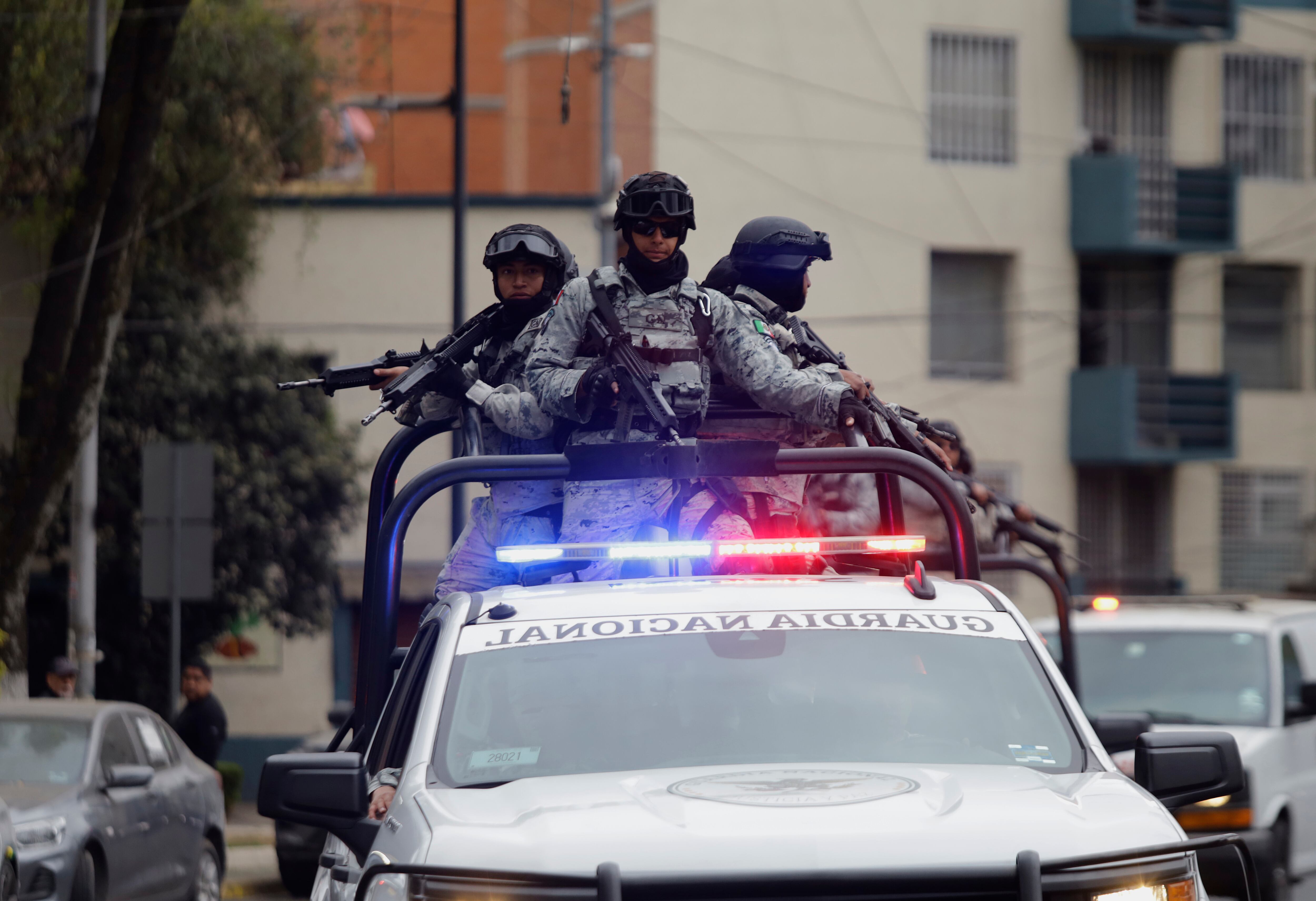 Miembros de la Guardia Nacional haciendo presencia en Ciudad de México para garantizar la seguridad ante posible violencia narco. 
(Foto:   Gerardo Vieyra/NurPhoto via Getty Images)