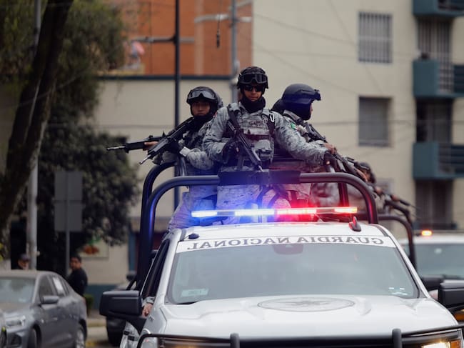 Miembros de la Guardia Nacional haciendo presencia en Ciudad de México para garantizar la seguridad ante posible violencia narco.
(Foto: Gerardo Vieyra/NurPhoto via Getty Images)