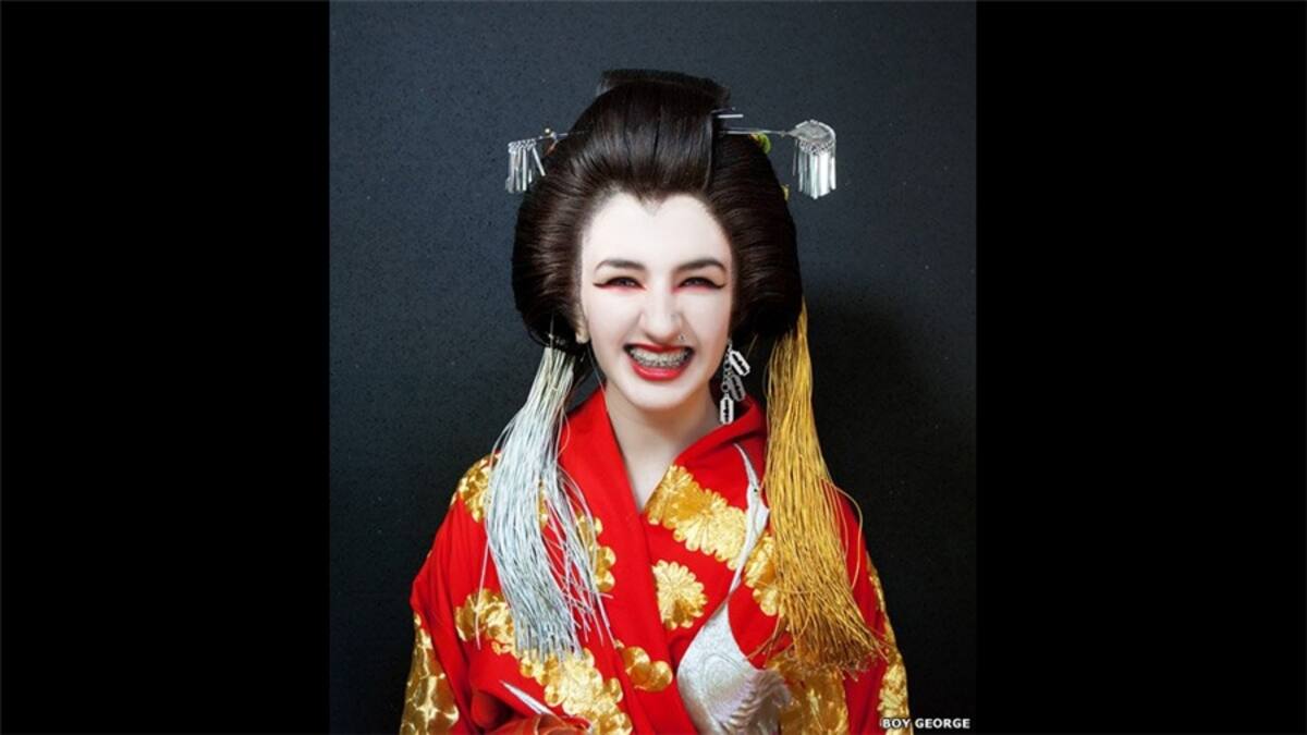 El cantante Boy George inaguró su primera exposición fotográfica en Liverpool, Reino Unido. Sus imágenes son retratos de amigos como Steve Strange (en esta foto en el metro de Londres), a quien conoció en el legendario club New Romantic Blitz a fines de 1970. La muestra incluye tomas de George junto con pinturas de su colaborador y artista Marcos Wardel, conocido por su apodo TradeMark.