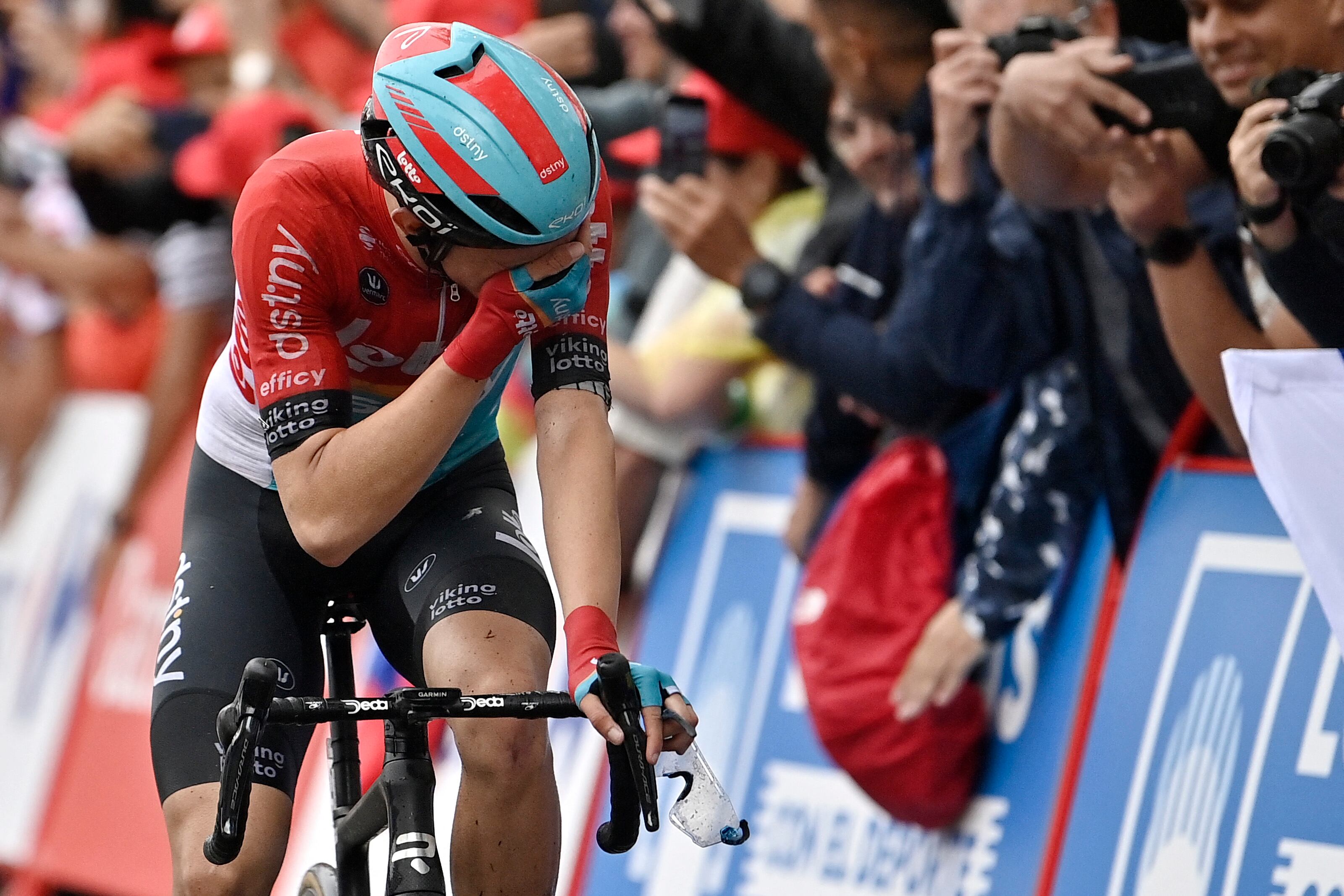 Andreas Kron llora emocionado tras ganar la segunda etapa de la Vuelta. (Photo by PAU BARRENA/AFP via Getty Images)