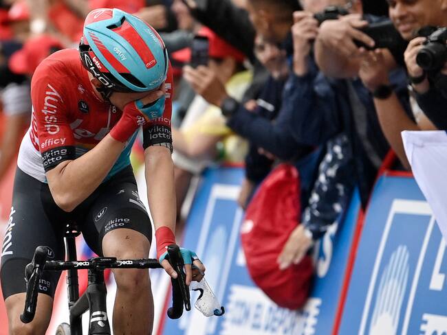 Andreas Kron llora emocionado tras ganar la segunda etapa de la Vuelta. (Photo by PAU BARRENA/AFP via Getty Images)