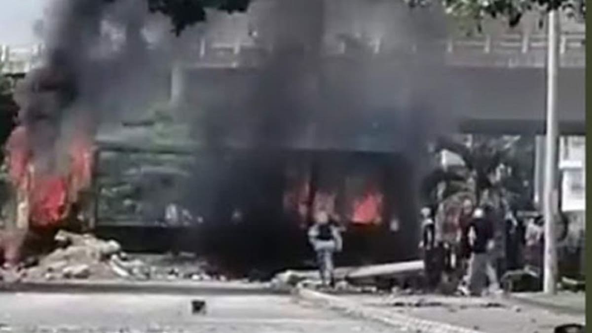 Incineran camión con cervezas y vandalizan buses del Mío en Cali