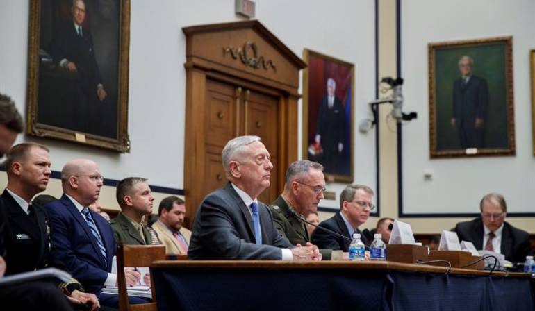 El secretario de Defensa estadounidense, Jim Mattis (i), y el Jefe del Estado Mayor Conjunto, Joseph Dunford (c), y el supervisor de las cuentas del Pentágono, David Norquist.