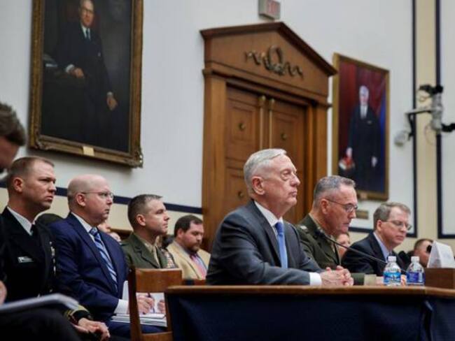 El secretario de Defensa estadounidense, Jim Mattis (i), y el Jefe del Estado Mayor Conjunto, Joseph Dunford (c), y el supervisor de las cuentas del Pentágono, David Norquist.