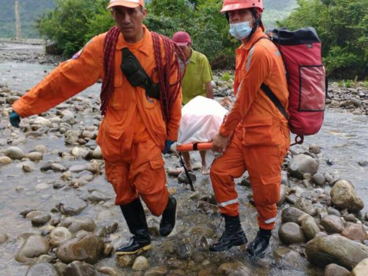 A pesar del riesgo por falta de un puente. salvan vida de una mujer embarazada: Defensa Civil