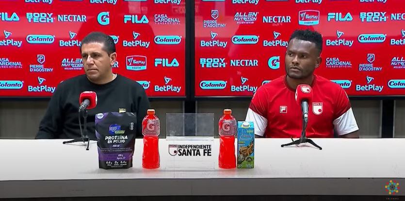 Francisco López y Elvis Perlaza en rueda de prensa de Independiente Santa Fe el 28 de septiembre del 2025 / Dimayor