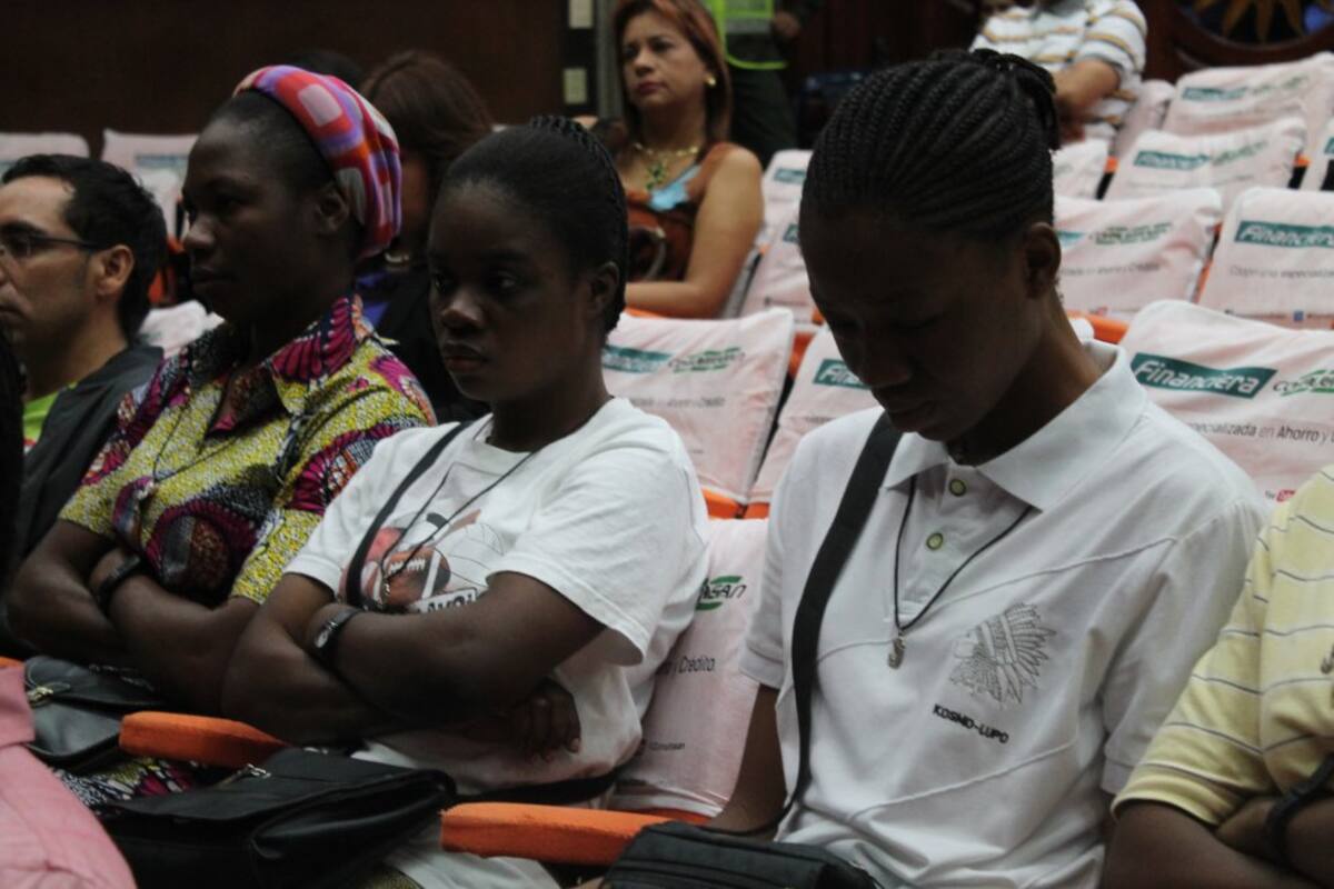 Oyentes disfrutan de la trasmisión en vivo de AM Hoy por Hoy. 