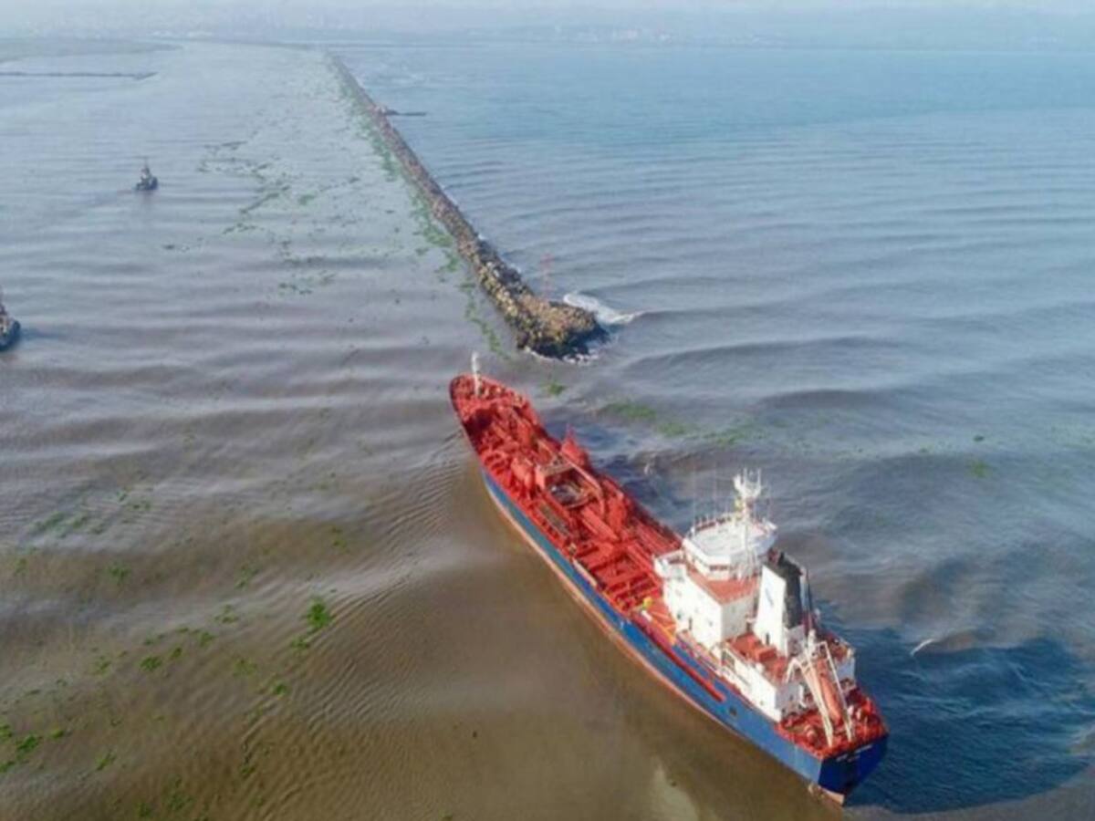 Estudian plan de rescate del buque encallado en Bocas de Ceniza