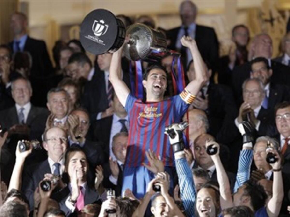 Xavi recibió la última Copa del Rey de la era Guardiola