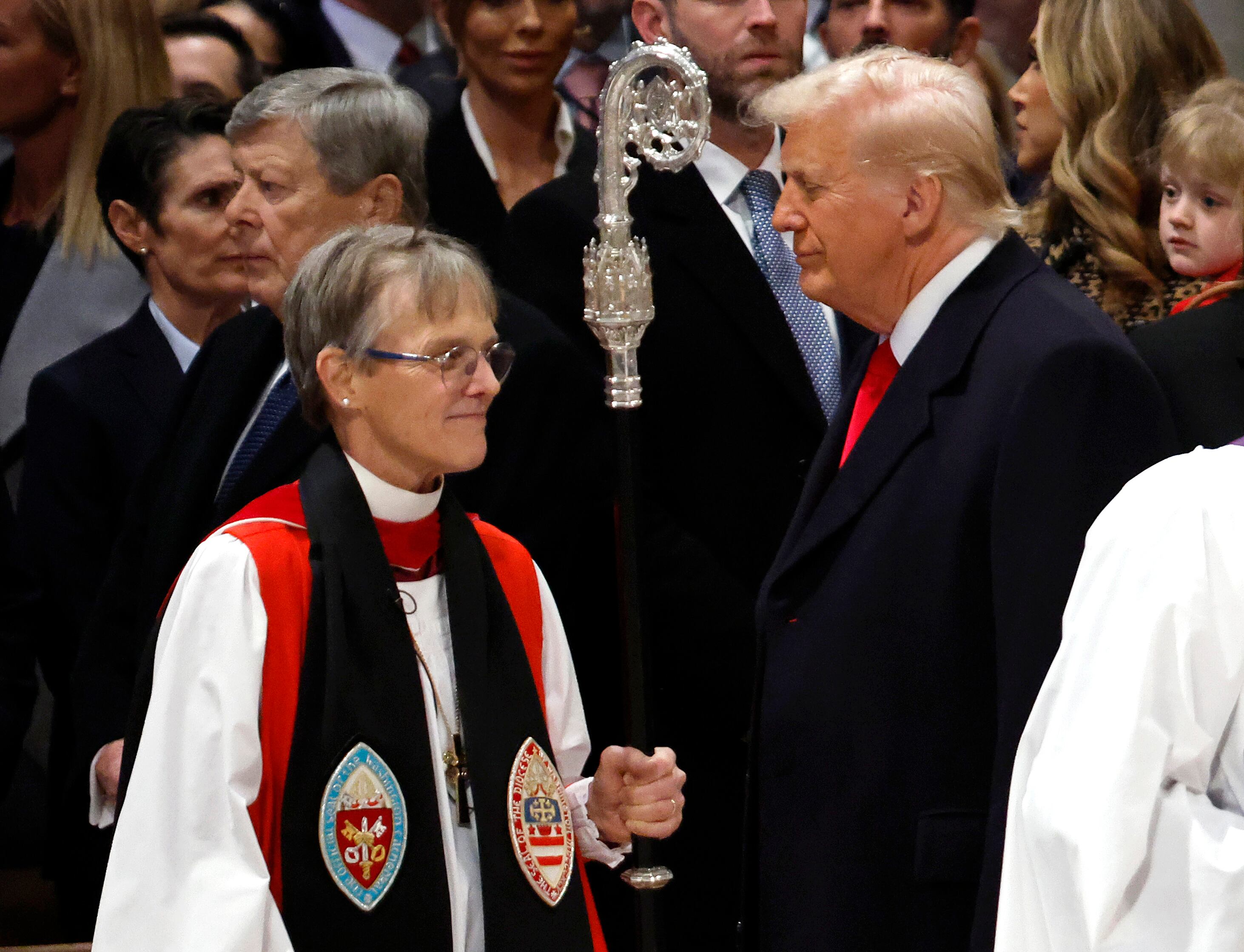 La obispa de Washington, Mariann Edgar Budde, aprovechó una ceremonia religiosa para pedirle a Donald Trump que tenga misericordia con migrantes y miembros de la comunidad LGBTI que tienen miedo por sus medidas.
(Foto: Somodevilla/Getty Images)