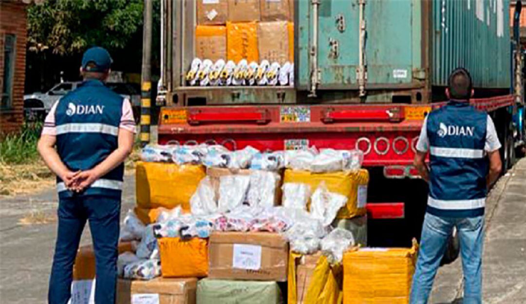 Las dos ‘tractomulas’ transitaban por la variante Cajamarca - Ibagué.